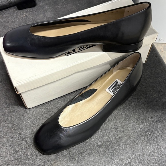 Elegant Black Leather Women's Loafers - Picture 1 of 4